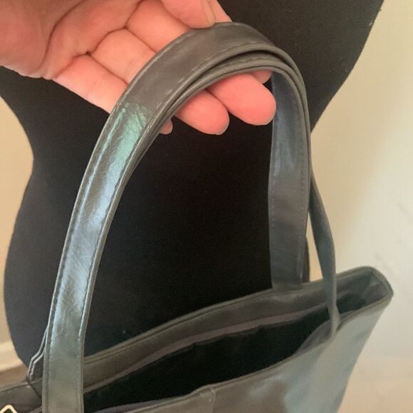 NWT Gray shoulder bag  100% polyurethane - Picture 3 of 13